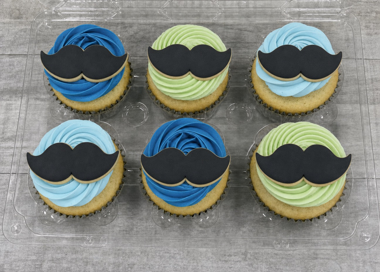 Cupcakes format régulier Fête des peres 2026 tous avec moustache en biscuit