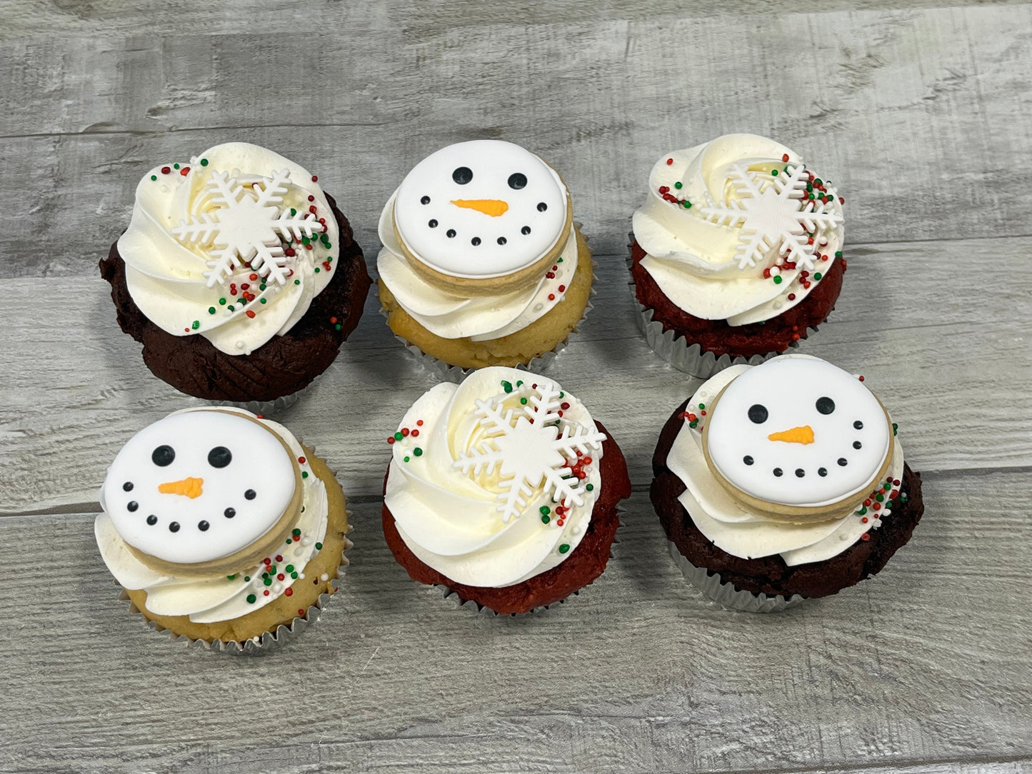 Cupcakes format régulier temps des fêtes 2025 : blanc, biscuits bonhommes de neige et flocons (3 biscuits)