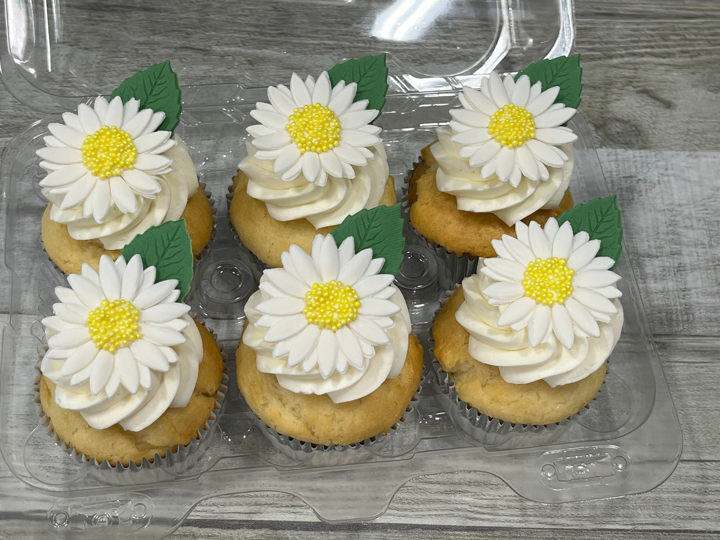 Cupcakes: marguerites sur fond blanc
