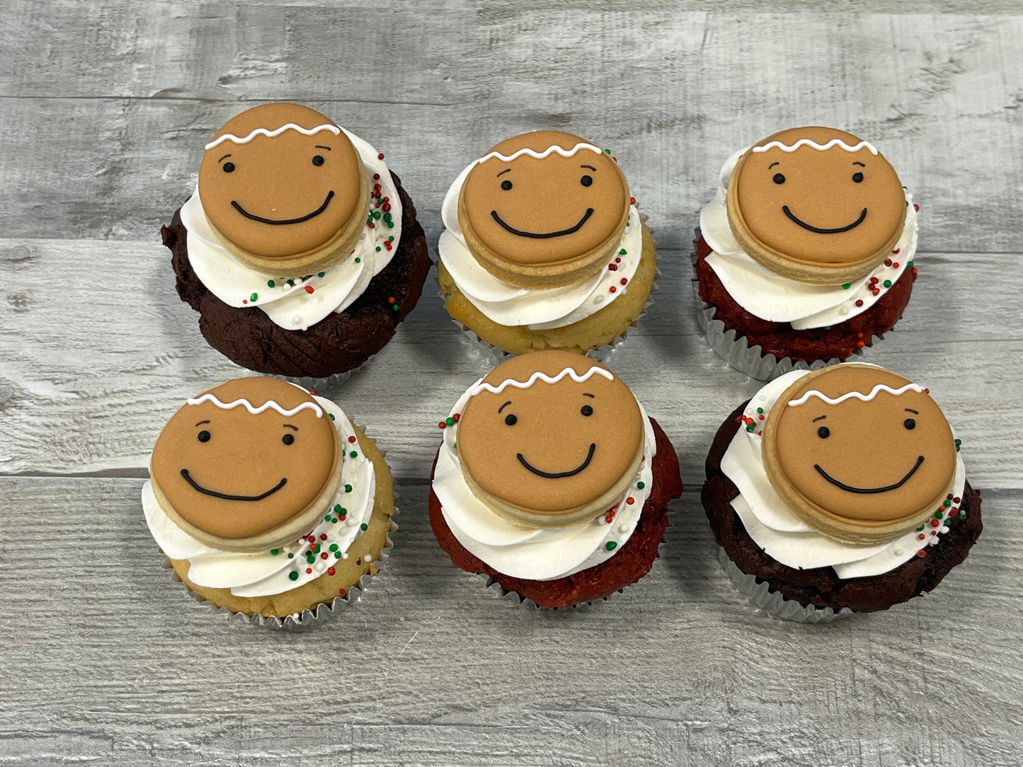 Cupcakes format régulier temps des fêtes 2025 : biscuits visage de pains d'épices