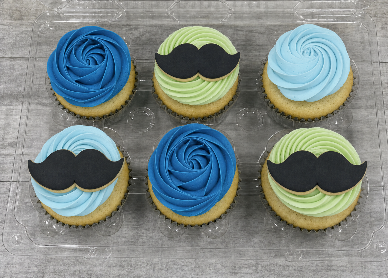 Cupcakes format régulier Fête des peres 2026 avec moustache en biscuit