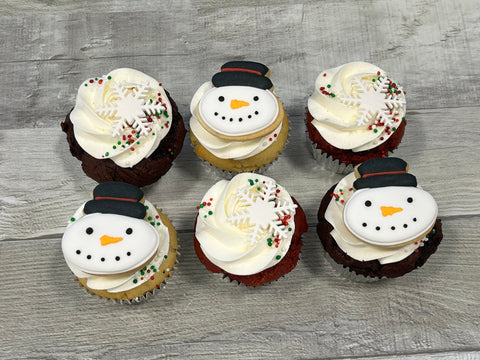 Cupcakes format régulier temps des fêtes 2025 : blanc, biscuits bonhommes de neige avec chapeaux et flocons (3 biscuits)