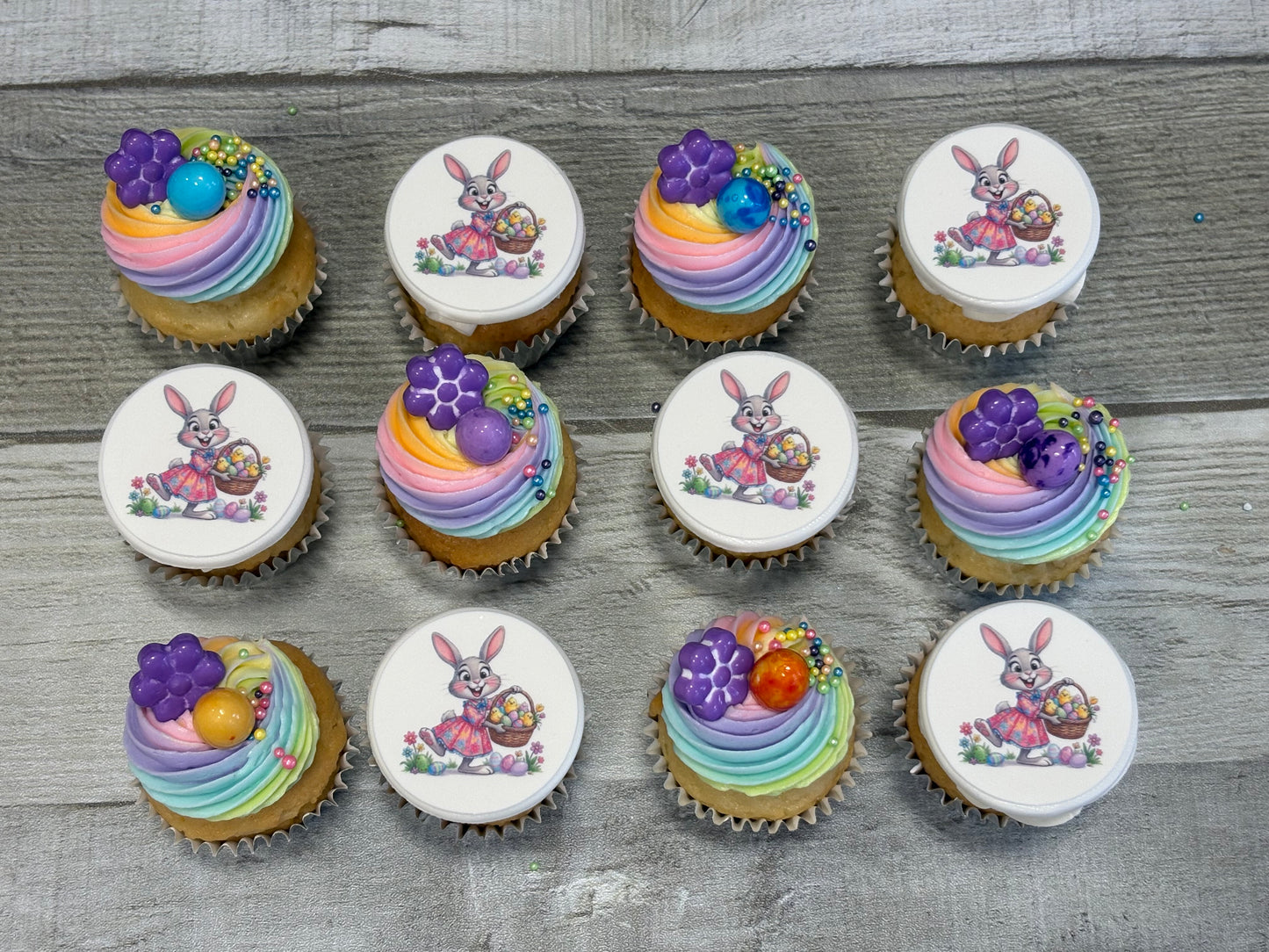 Pâques 2026 : minis cupcakes petites lapinettes et tourbillons de couleur
