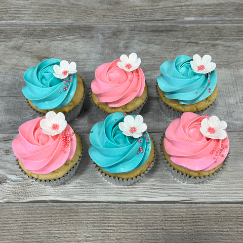 Cupcakes de couleur: rose et turquoise avec fleurs