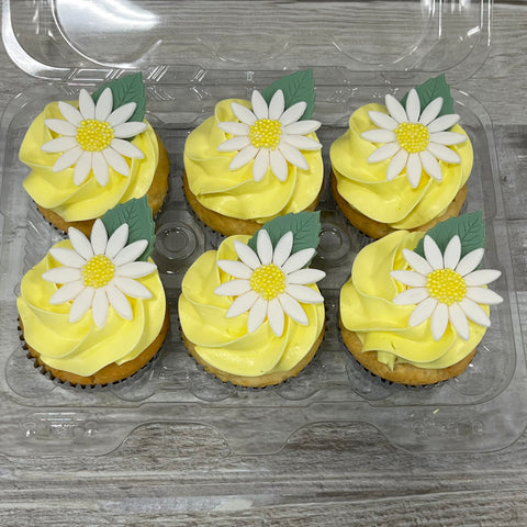 Cupcakes: marguerites sur fond jaune