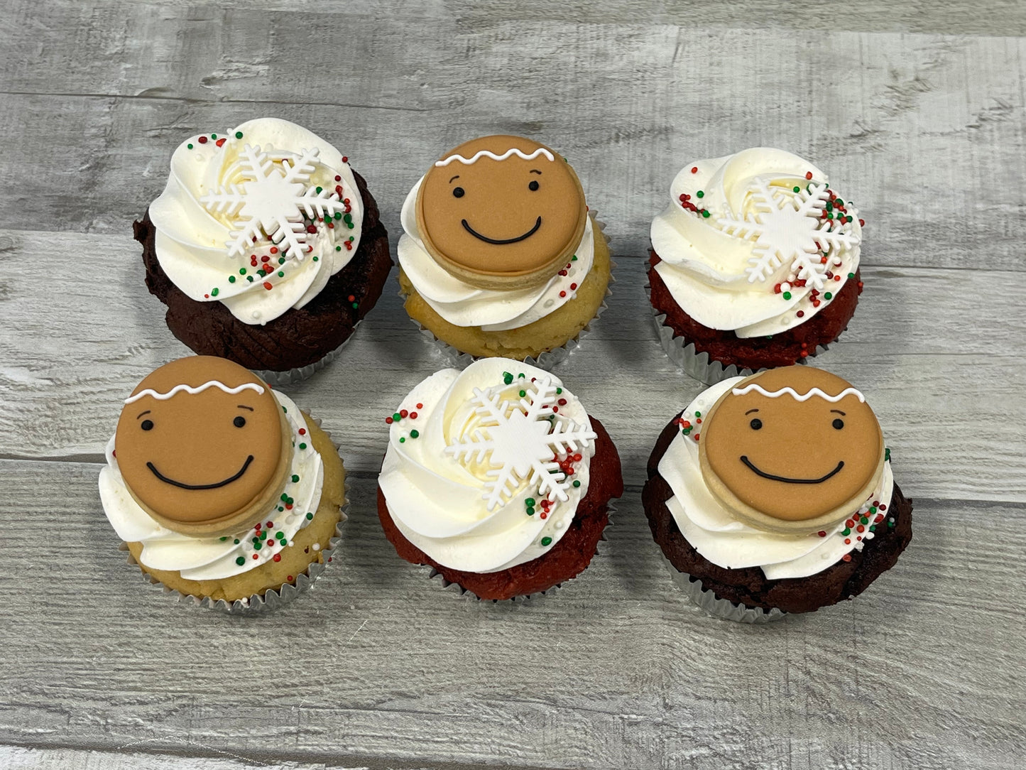 Cupcakes format régulier temps des fêtes 2025 : blanc, biscuits visage de pains d'épices et flocons (3 biscuits)