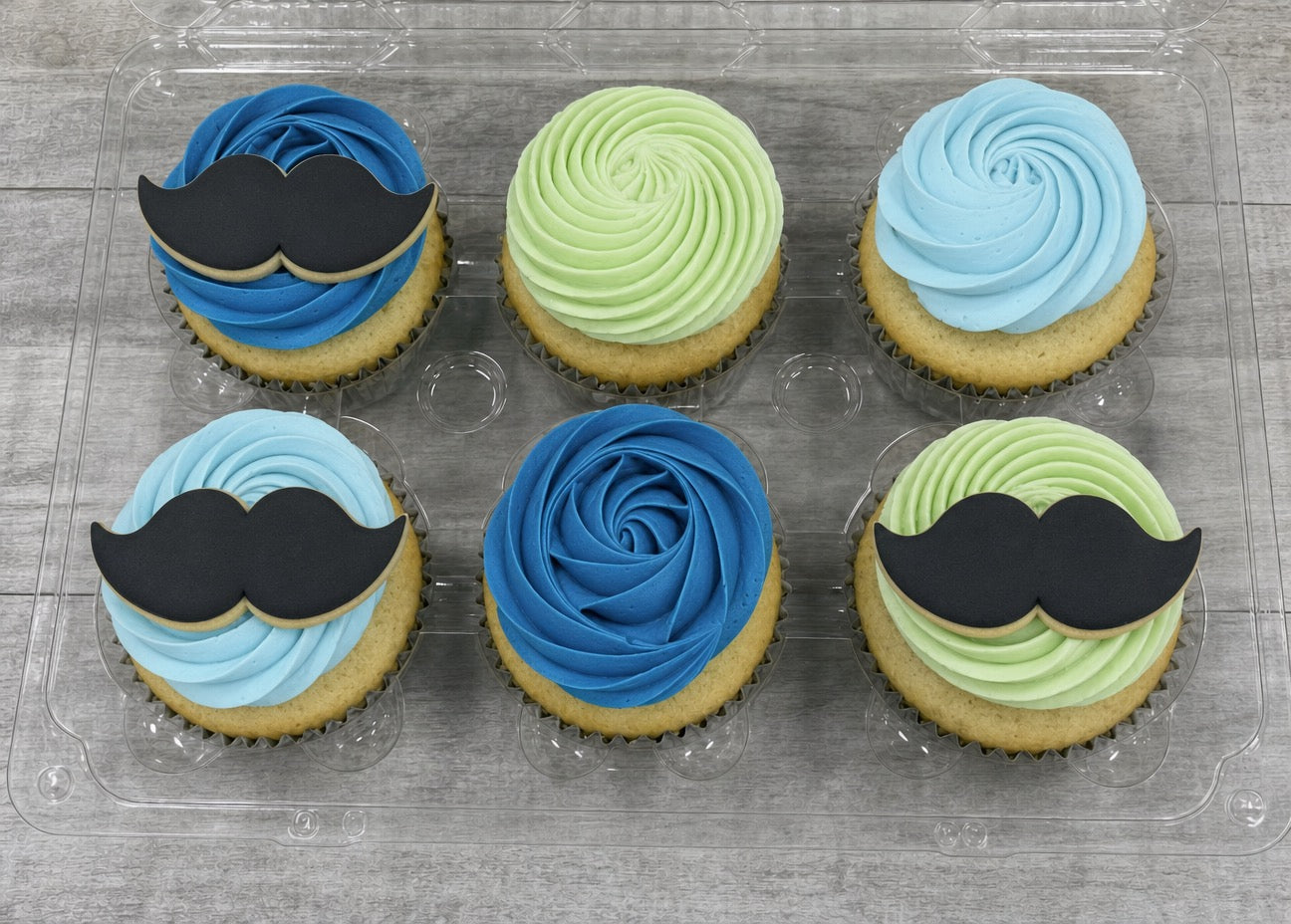 Cupcakes format régulier Fête des peres 2026 avec moustache en biscuit
