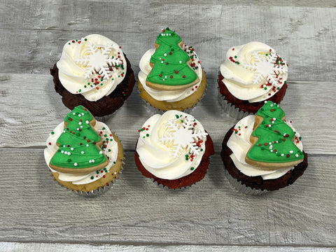 Cupcakes format régulier temps des fêtes 2025 : blanc, biscuits sapins et flocons (3 biscuits)