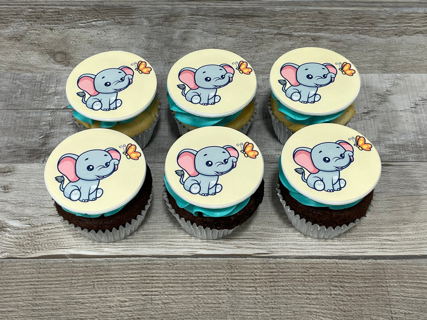 Petit éléphant et papillon