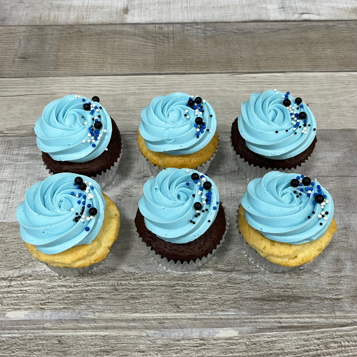 Cupcakes format régulier tourbillons de bleu