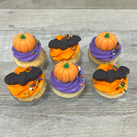 Cupcakes mauve et orange avec chauves-souris et citrouilles