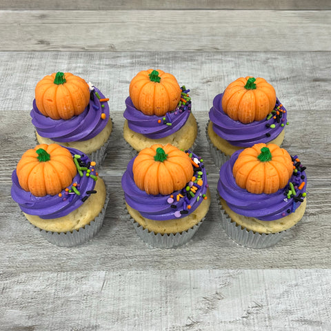 Cupcakes mauves et citrouilles en folie.