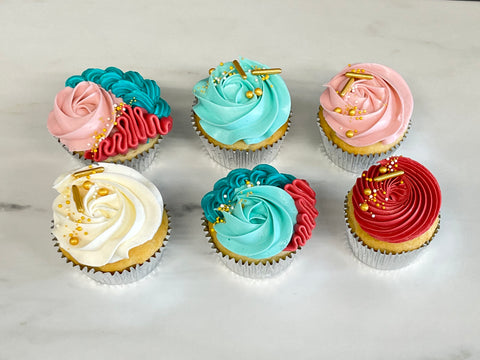 Cupcakes fantaisie: blanc rose turquoise et rouge